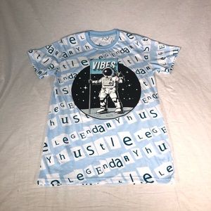 NWOT Men’s Vibes Astronaut Graphic Shirt Medium